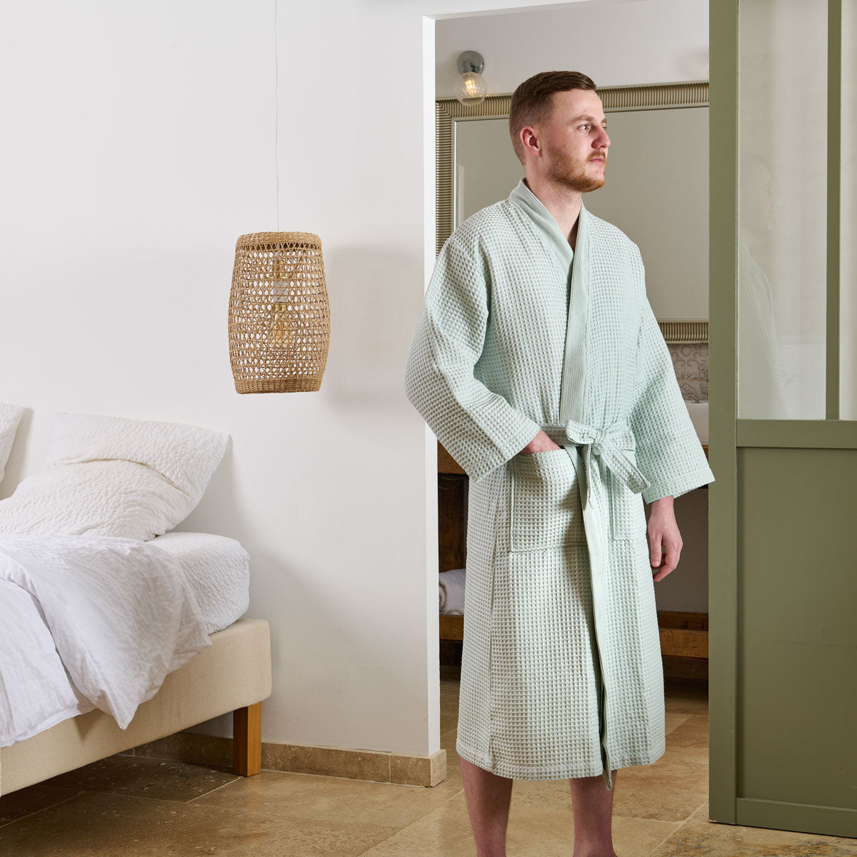 peignoir porté par un homme en coloris vert d eau #Couleur_VERT D'EAU