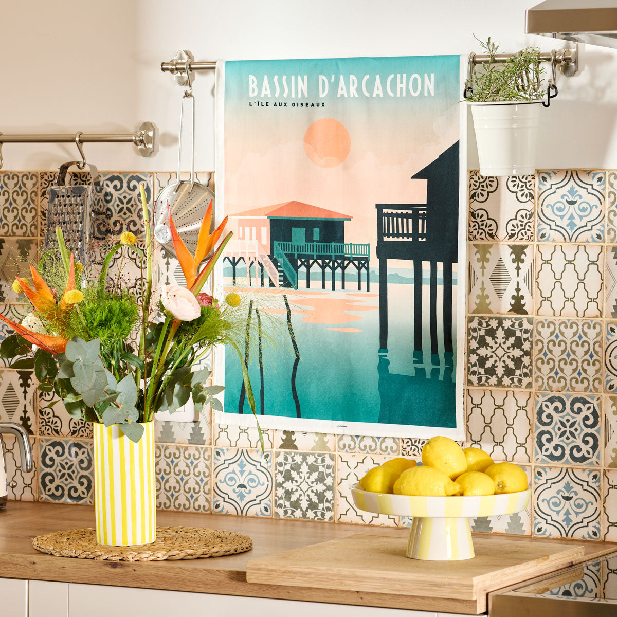 Illustration des cabanes sur pilotis dans un style graphique vintage