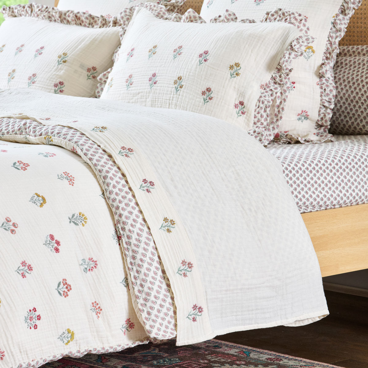 Le drap plat Néroli, sublimé par un parement brodé aux délicates fleurs