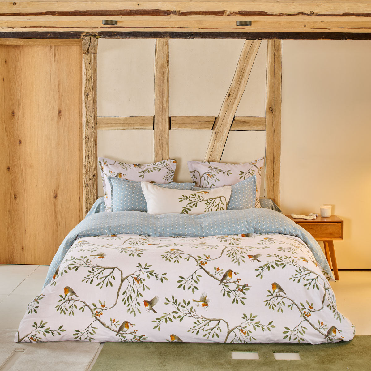 Lit habillé de la collection Doux Refuge en flanelle de coton, aux motifs végétaux et aux teintes douces.