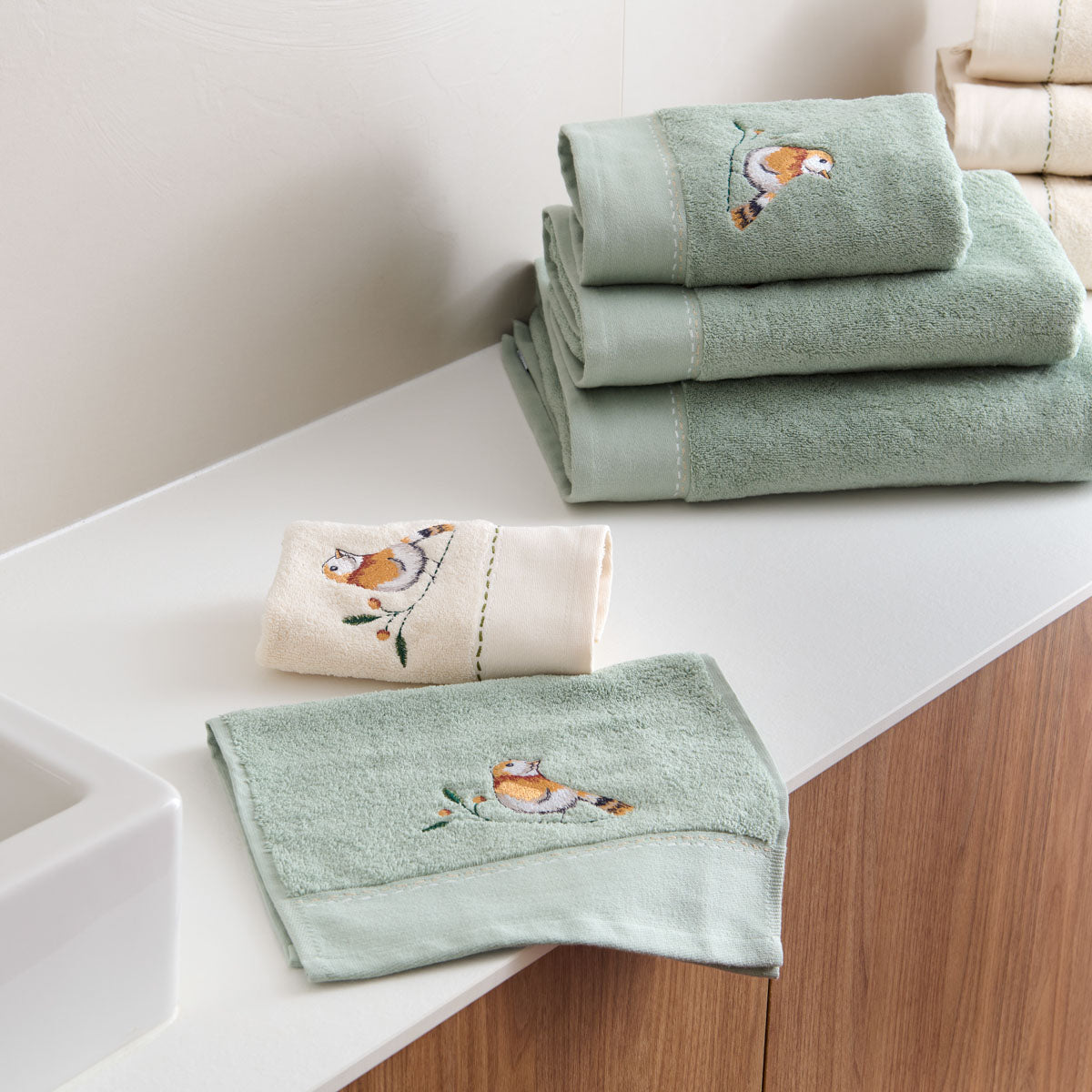 Linge de bain doux refuge lin et celadin avec broderie oiseaux et liteaux fantaisie