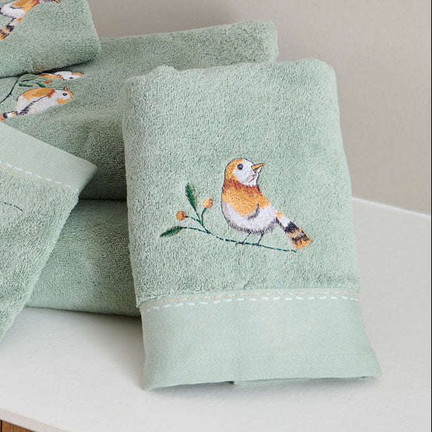 Serviettes de toilette Doux Refuge coloris Céladon, en éponge de coton moelleuse avec broderie d'oiseau et finition mini-liteau.