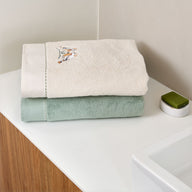 Draps de bain Doux Refuge en coton brodé 600 g/m², coloris Lin et Céladon