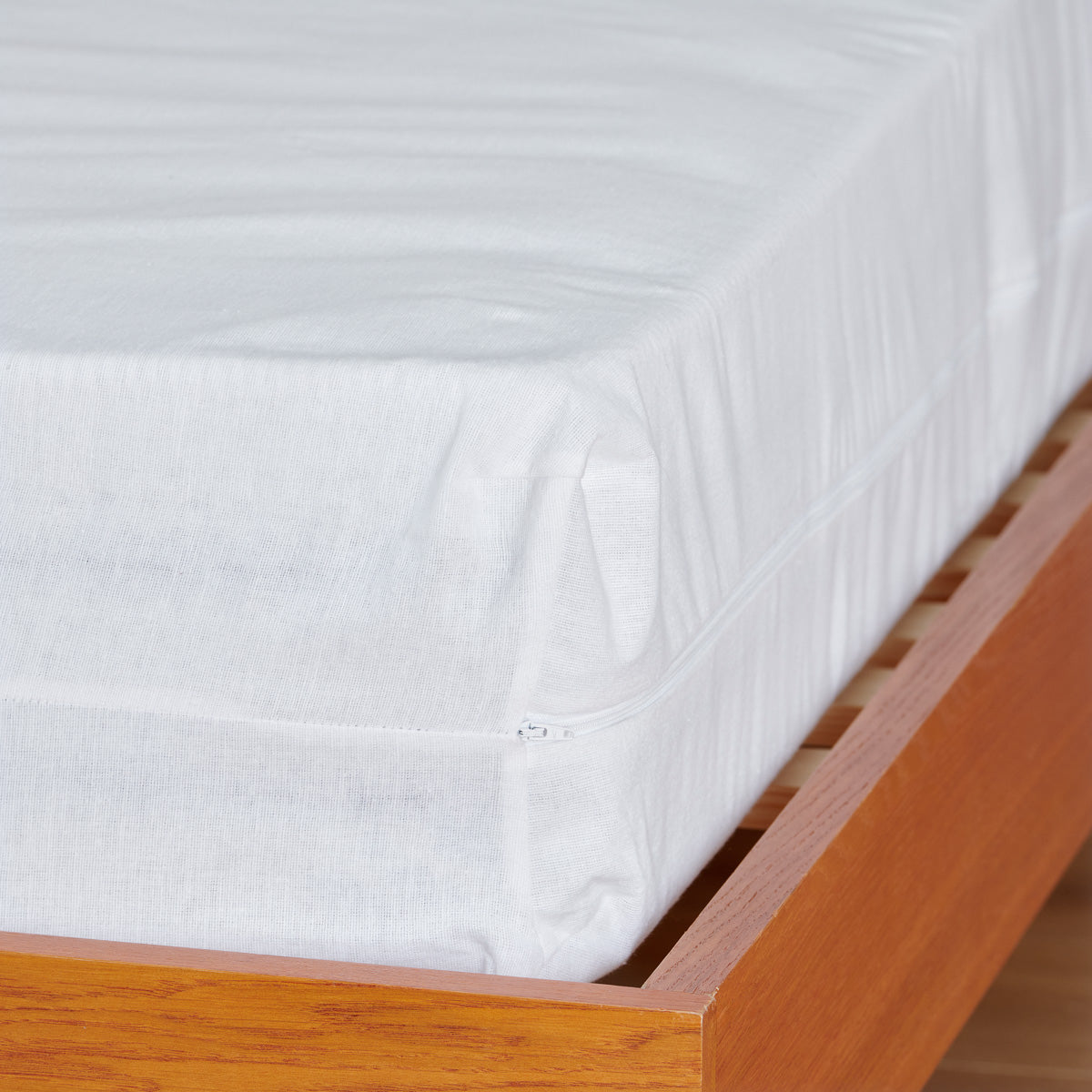 Housse intégrale de matelas Céline en molleton imperméable avec fermeture zippée.