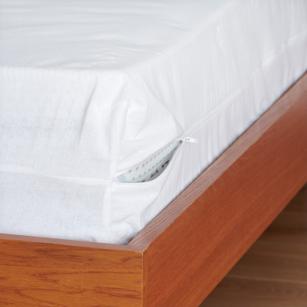 Détail de la fermeture éclair de la housse de matelas imperméable Céline.