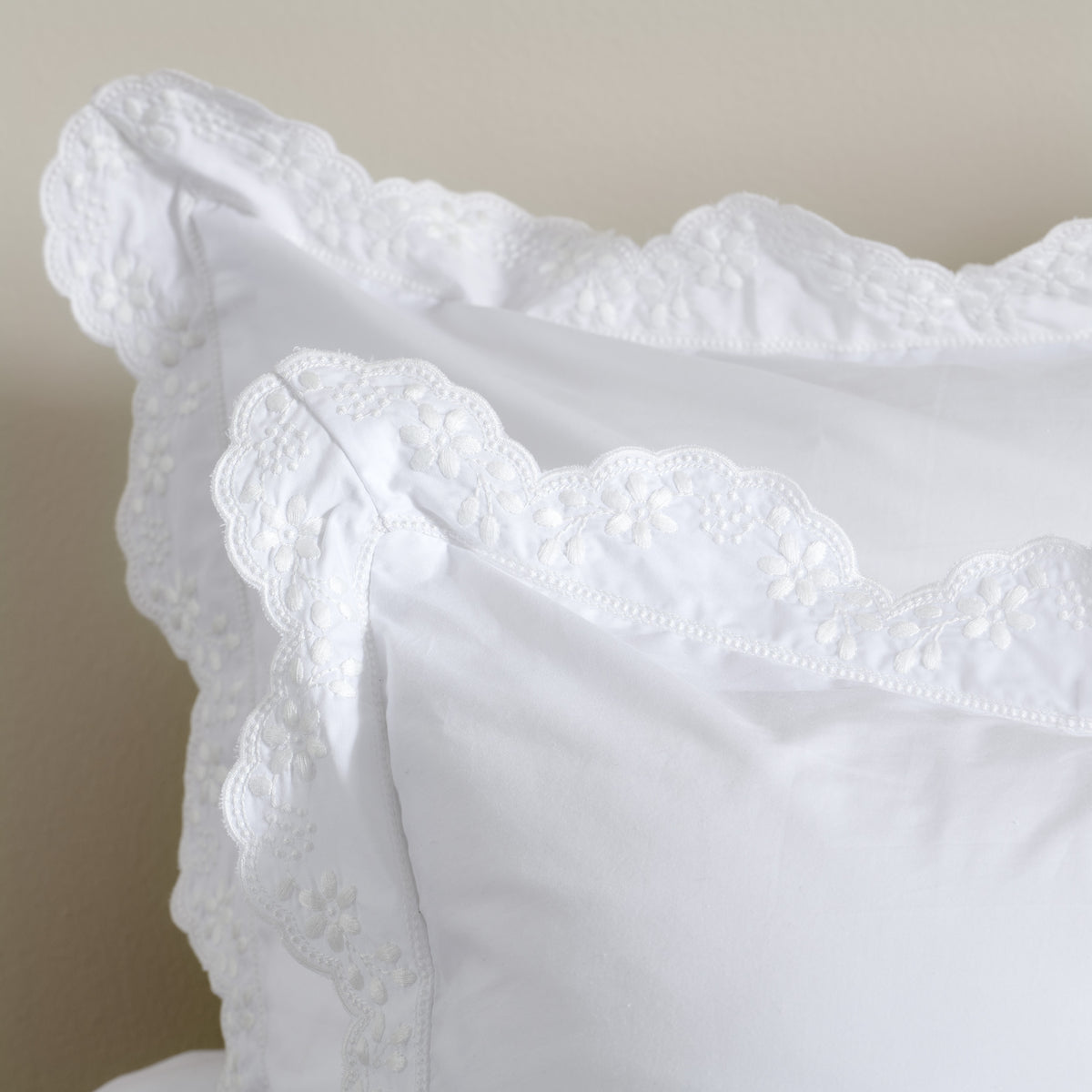 Détail de la broderie florale et du volant festonné : tout le raffinement de la percale Héloïse.