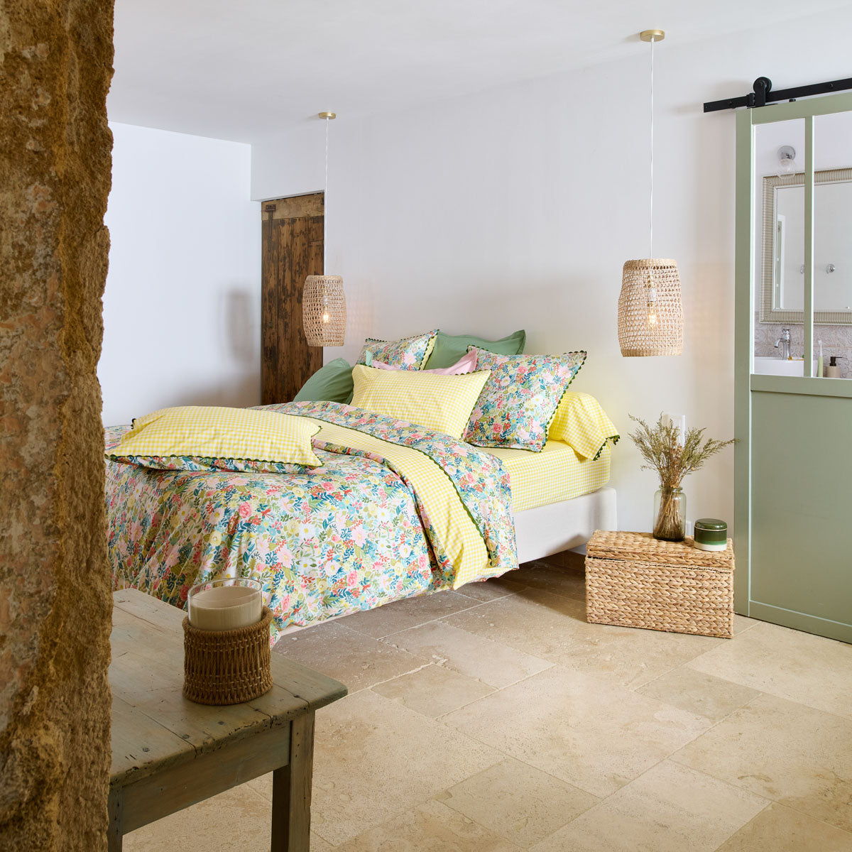 chambre avec parure de lit collection lili vichy jaune et imprimé fleuri