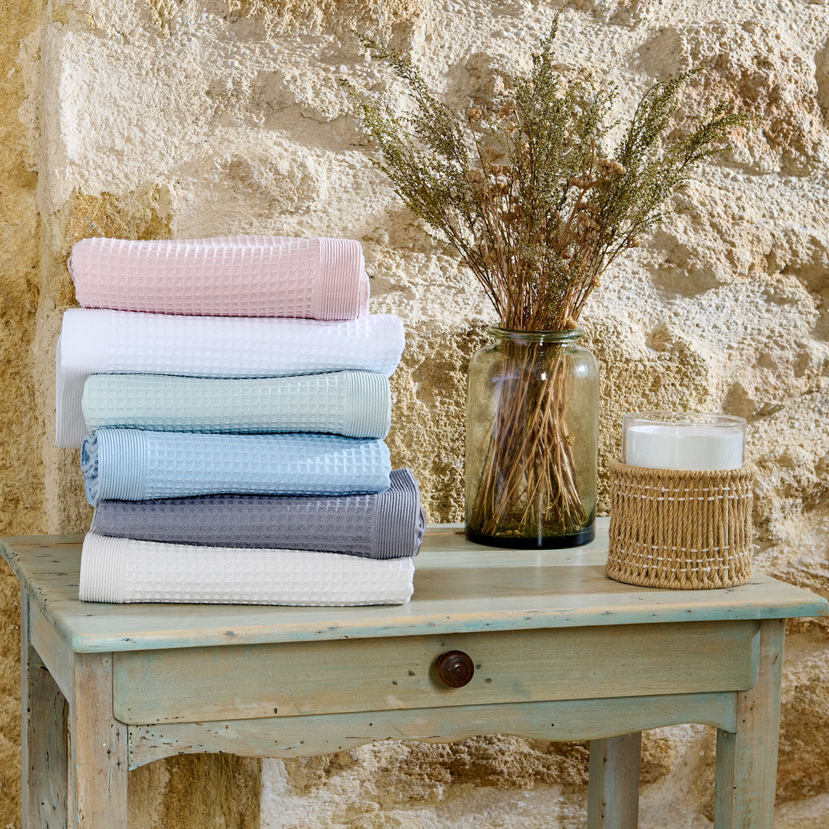 pile de serviette nid abeille dans une ambiance champêtre