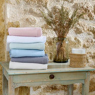 pile de serviette nid abeille dans une ambiance champêtre