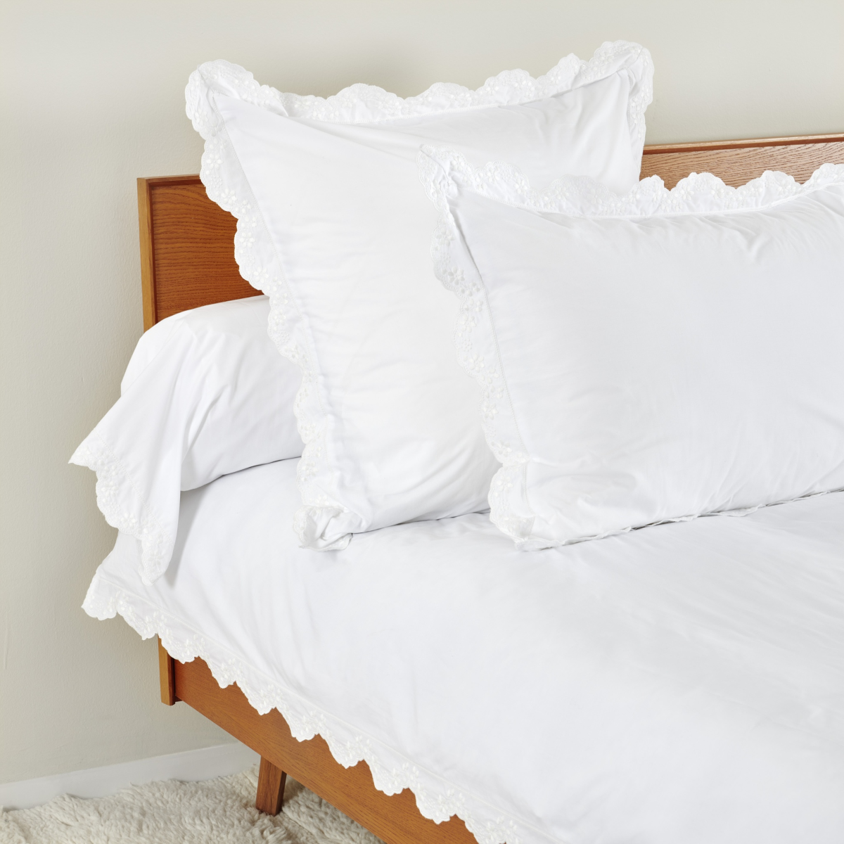 zoom sur les taies d'oreiller en percale blanche brodées de la collection heloise