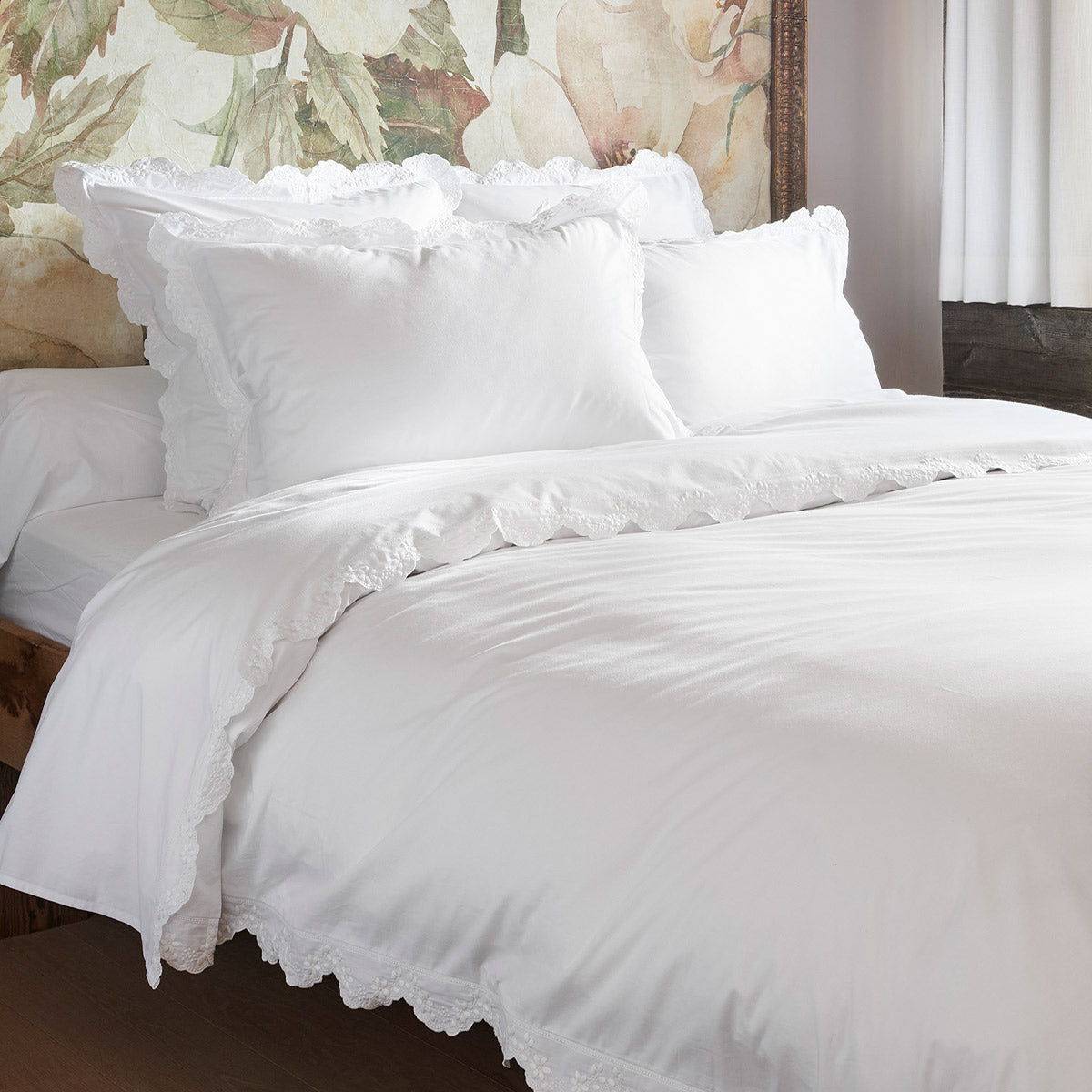 Ambiance zoom sur le drap plat en percale de coton blanche brodée