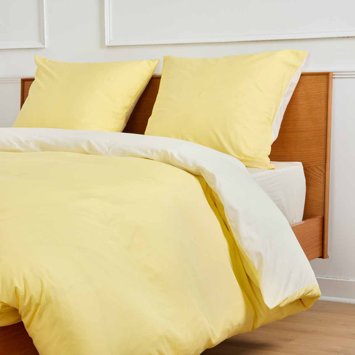 Parure de lit réversible en percale de coton 70 fils, coloris jaune pastel et ivoire – Blanc des Prés par Tradition des Vosges. #Couleur_JAUNE PALE/IVOIRE