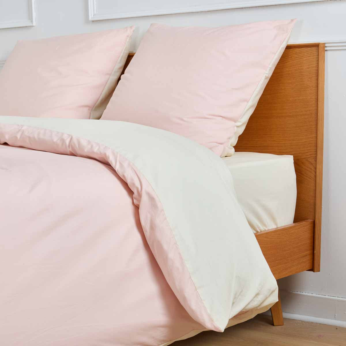 Parure de lit réversible en percale de coton 70 fils, coloris rose pastel et ivoire – Blanc des Prés par Tradition des Vosges. #Couleur_ROSE/IVOIRE