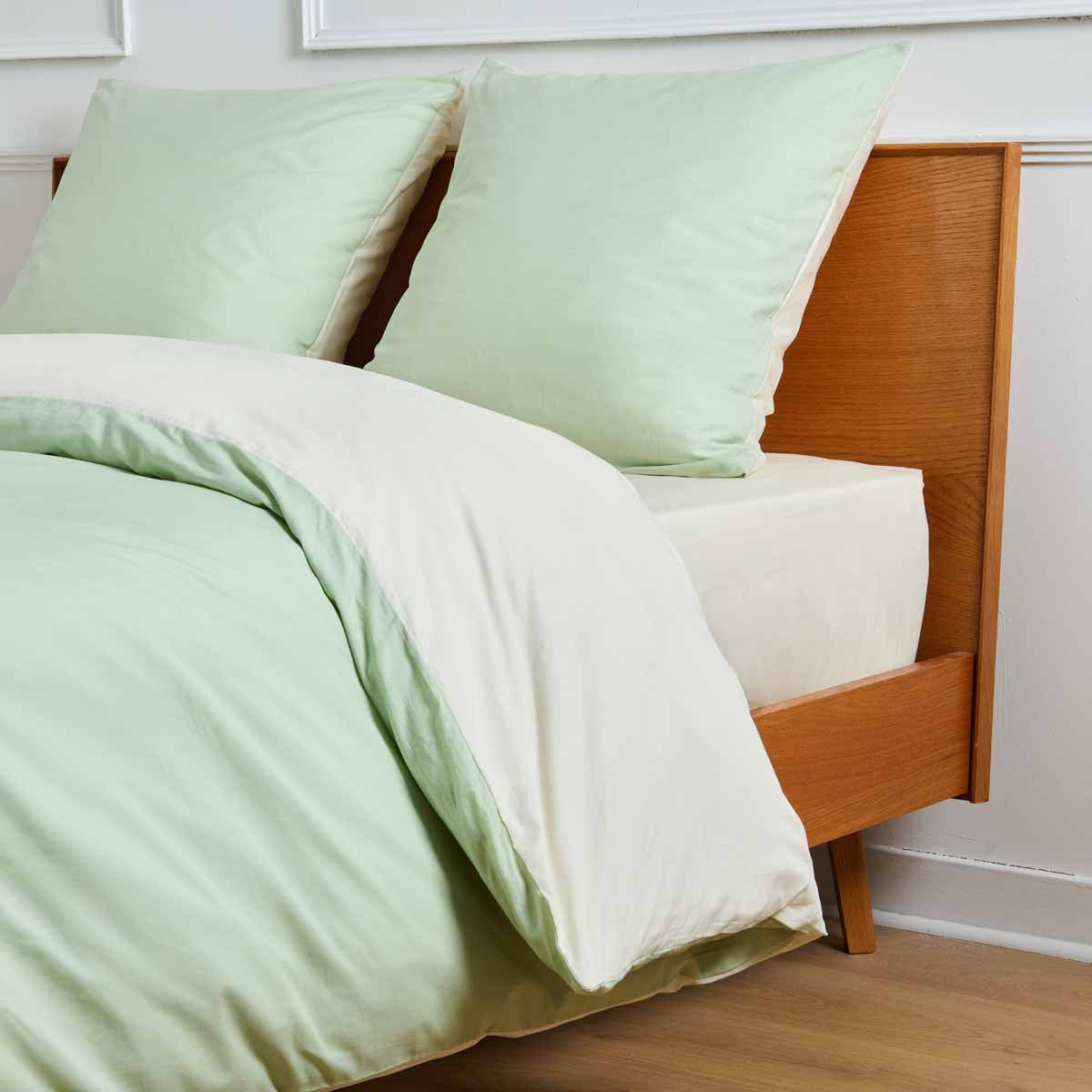 Parure de lit réversible en percale de coton 70 fils, coloris vert sauge et ivoire – Blanc des Prés par Tradition des Vosges. #Couleur_SAUGE/IVOIRE