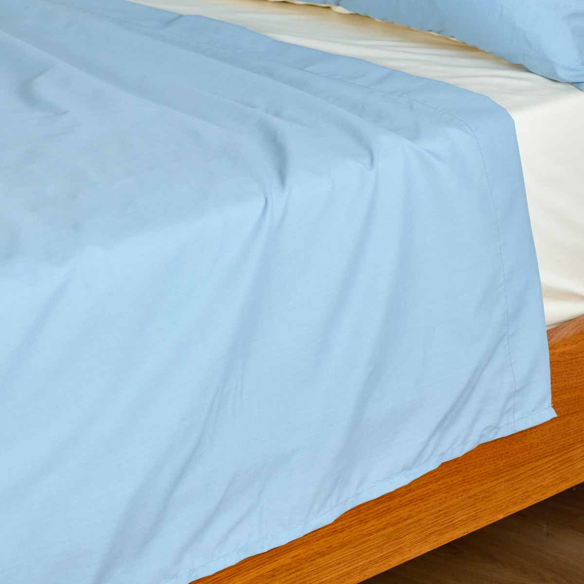 Parure de drap en percale de coton 70 fils, coloris bleu pastel – Blanc des Prés par Tradition des Vosges. #Couleur_BLEU/IVOIRE