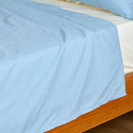 Parure de drap en percale de coton 70 fils, coloris bleu pastel – Blanc des Prés par Tradition des Vosges. #Couleur_BLEU/IVOIRE
