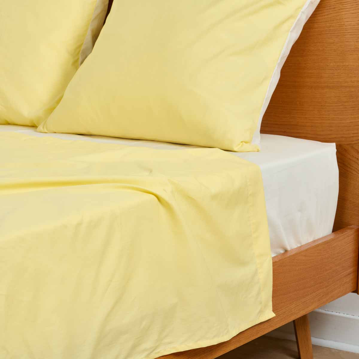 Parure de drap en percale de coton 70 fils, coloris jaune pastel – Blanc des Prés par Tradition des Vosges. #Couleur_JAUNE PALE/IVOIRE