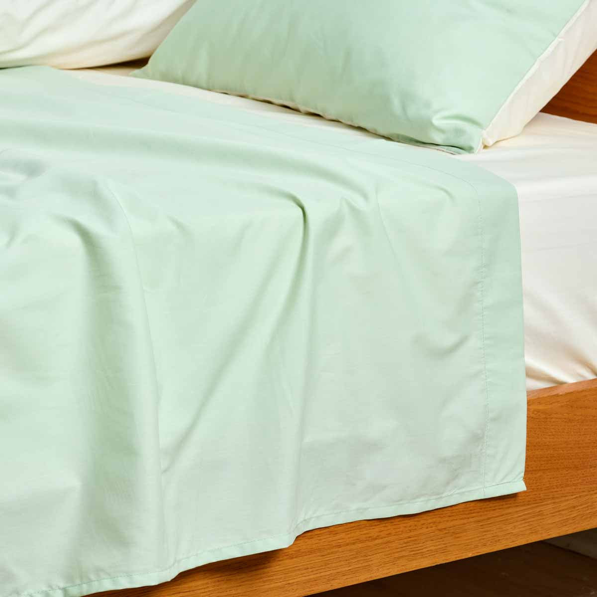 Parure de drap en percale de coton 70 fils, coloris vert sauge – Blanc des Prés par Tradition des Vosges. #Couleur_SAUGE/IVOIRE