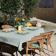 nappe à rayures sous l'olivier