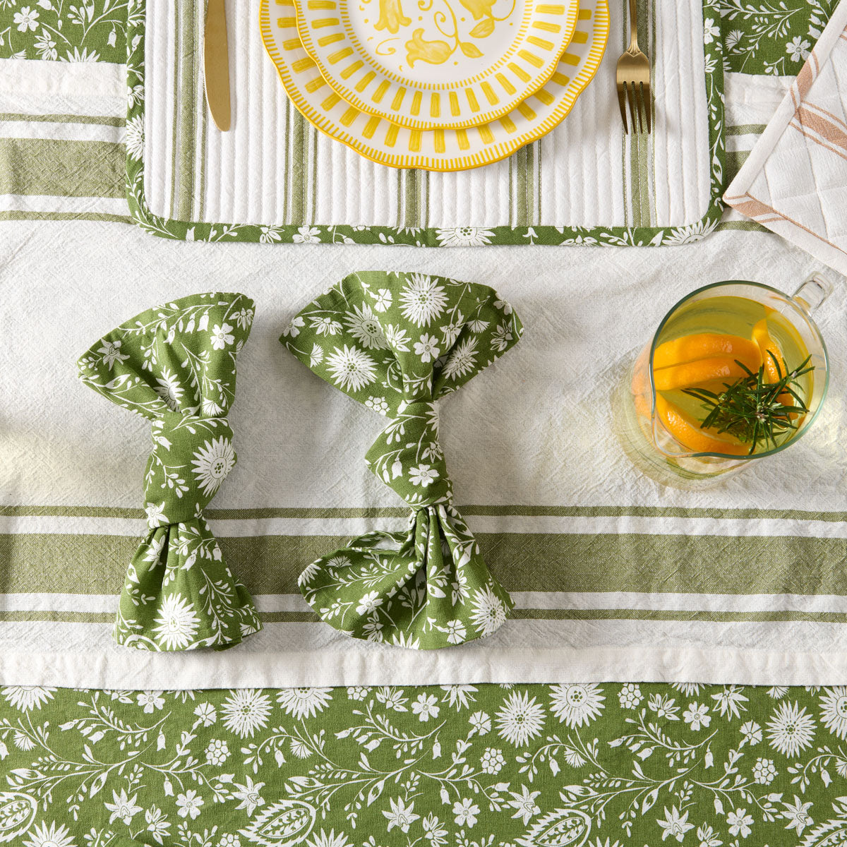 serviettes de table fleuries sous l'olivier