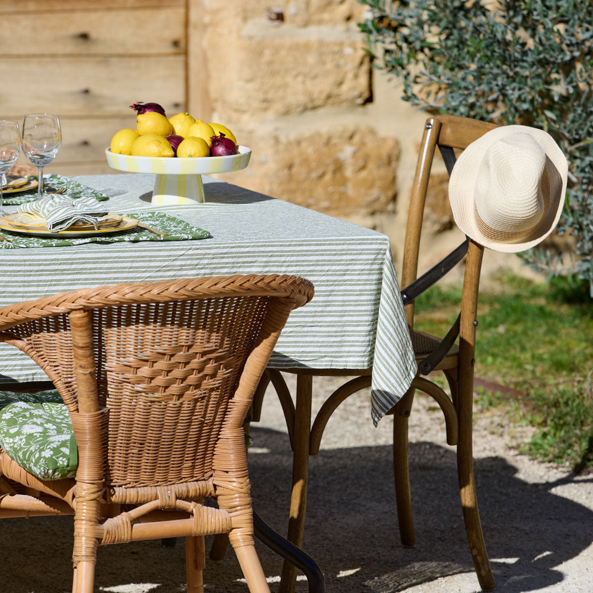 nappe rayée dressée en exterieur