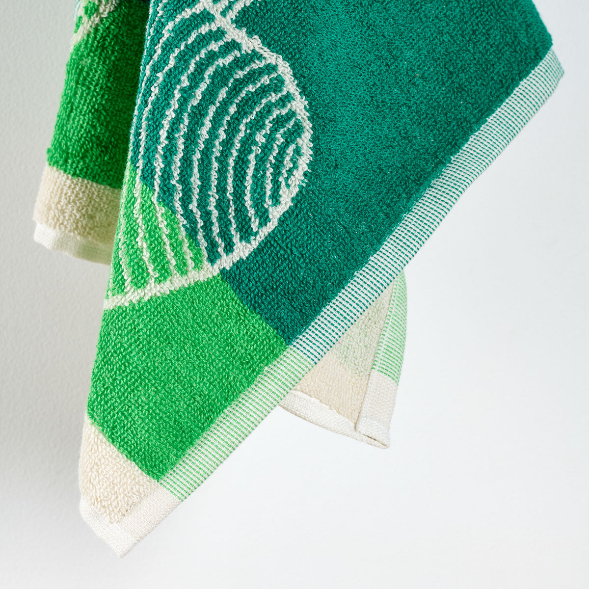 Zoom sur l’éponge jacquard en coton épais. Coloris vert 
Essuie-main Confiture avec motif fruit.