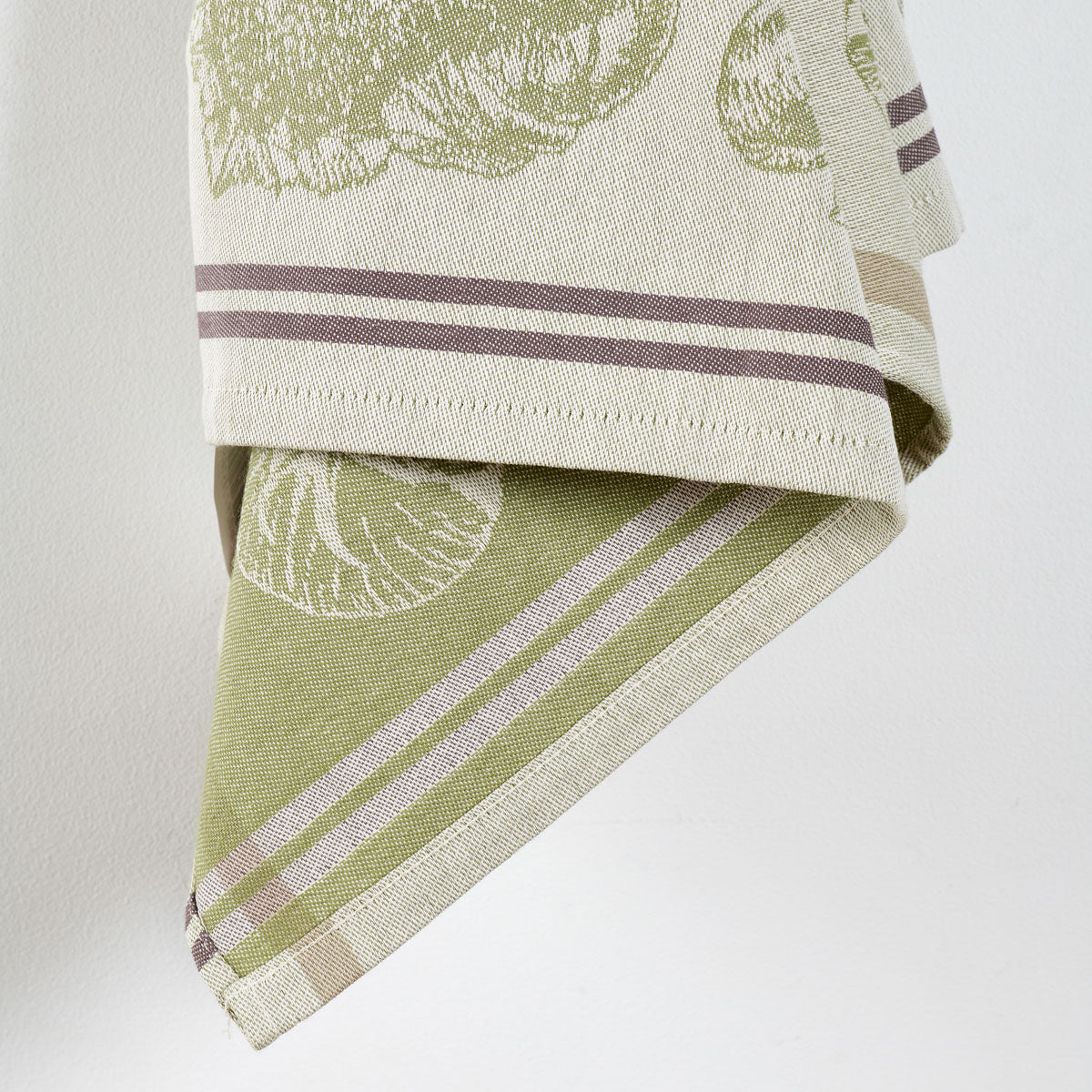 Détail tissage jacquard
Zoom sur le tissage et les motifs de légumes. vert