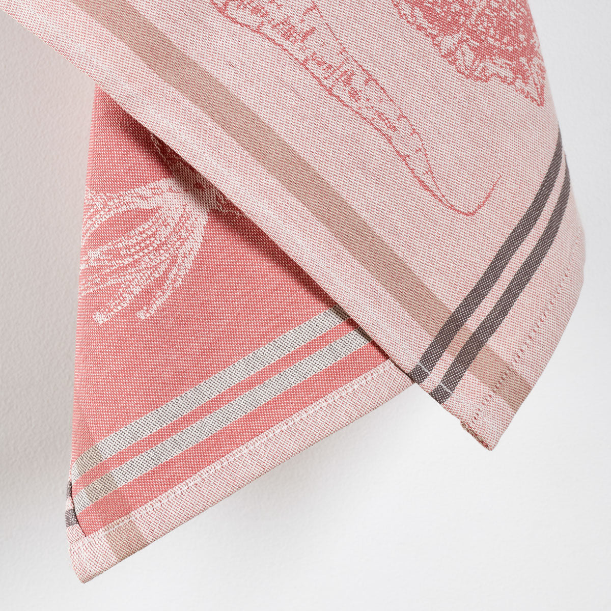 Détail tissage jacquard
Zoom sur le tissage et les motifs de légumes. rouge