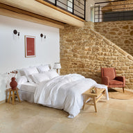 Gaze de coton unie blnche dans une maison ambiance pierre et bois boheme