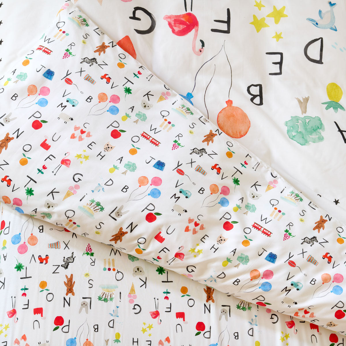 Revers de la housse de couette enfant abécédaire petits motifs et lettres abécédaire