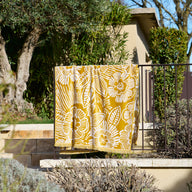 Drap de plage Soléa en velours de coton jacquard, coloris ocre profond et motifs fleuris graphiques