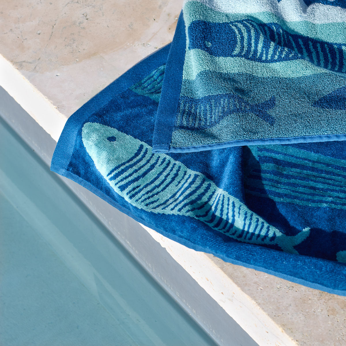 Zoom sur le tissage jacquard et le motif poissons en relief