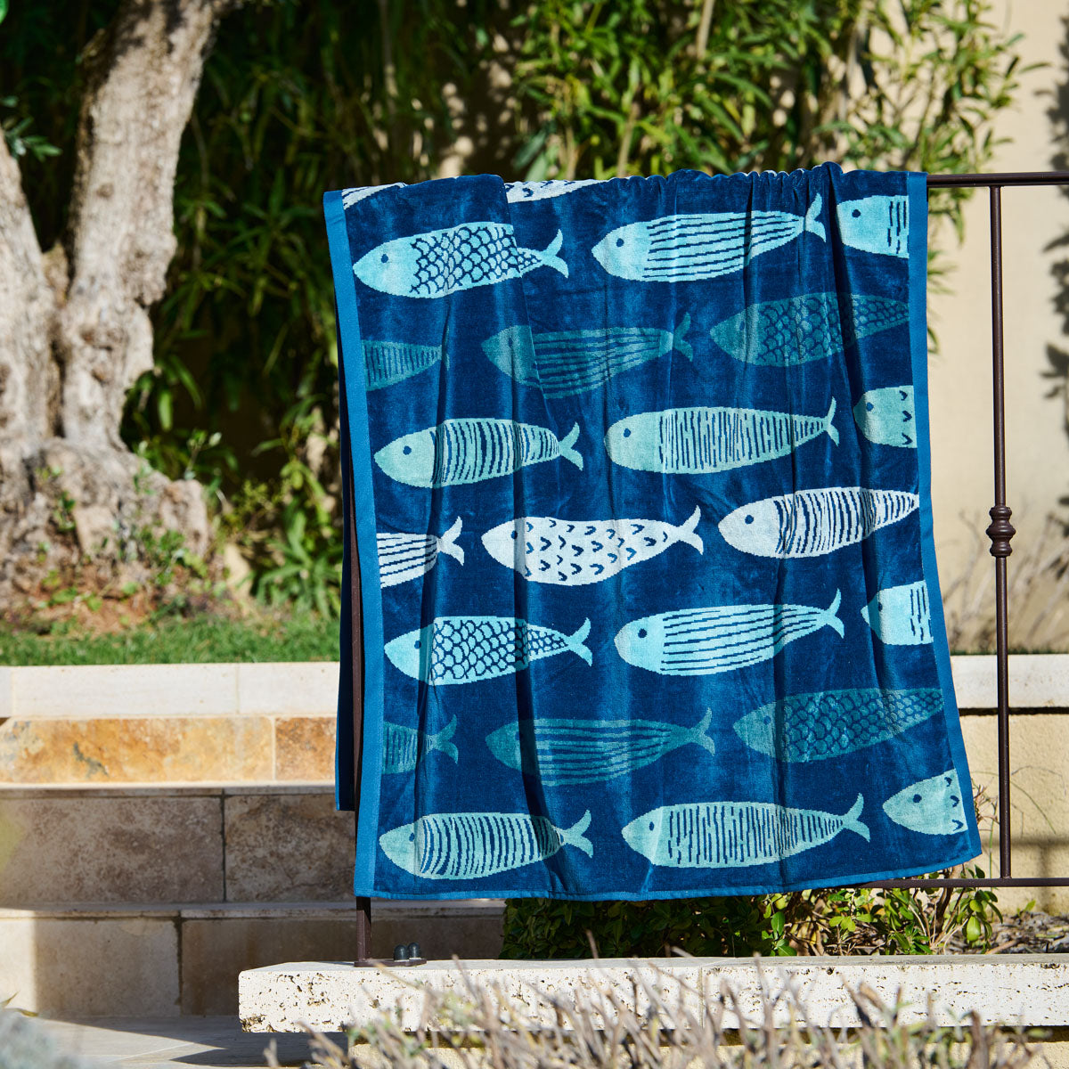 Drap de plage Vent d’Océan, motif poissons jacquard dans des nuances de bleu