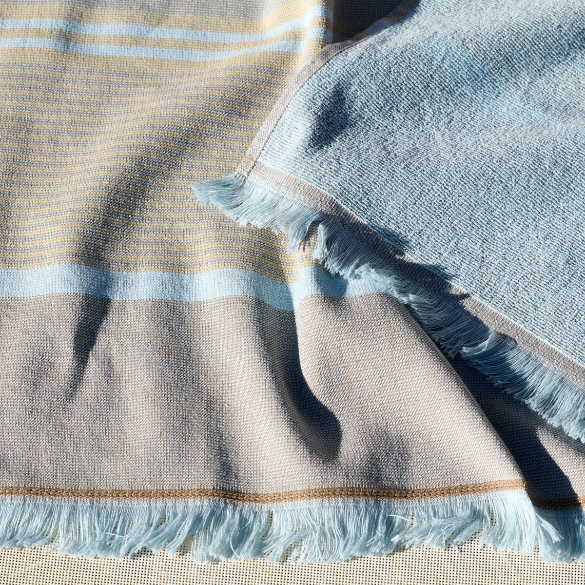 zoom matiere azura bouclette et tissu bleu et sable