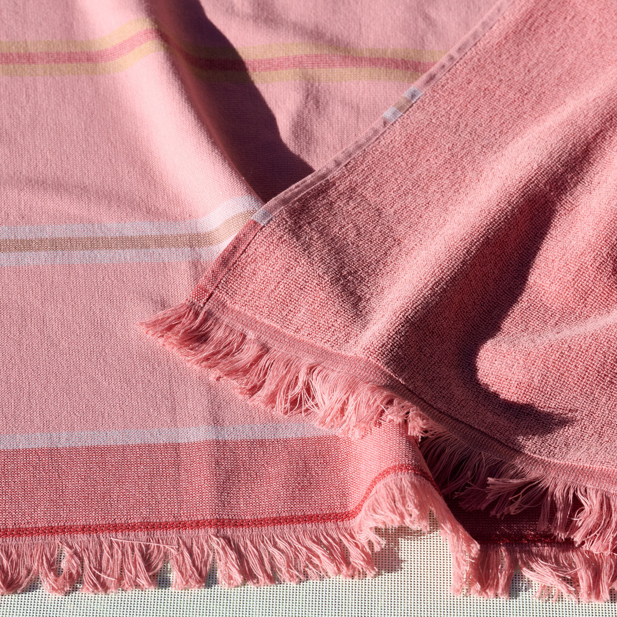 zoom matiere fouta playa bouclette et tissu terracotta