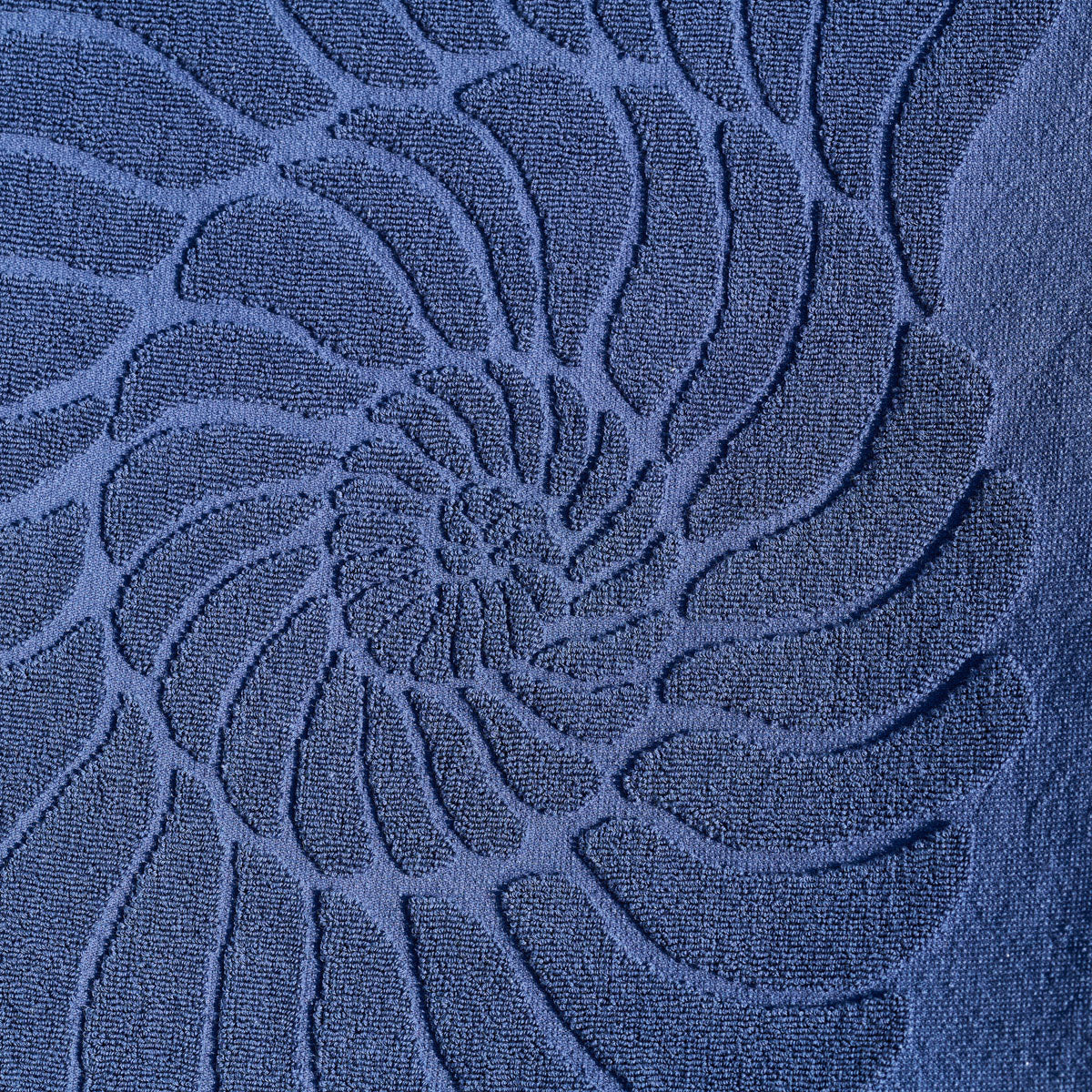 Détail de l’éponge jacquard et finition franges bleu #Couleur_BLEU MARINE