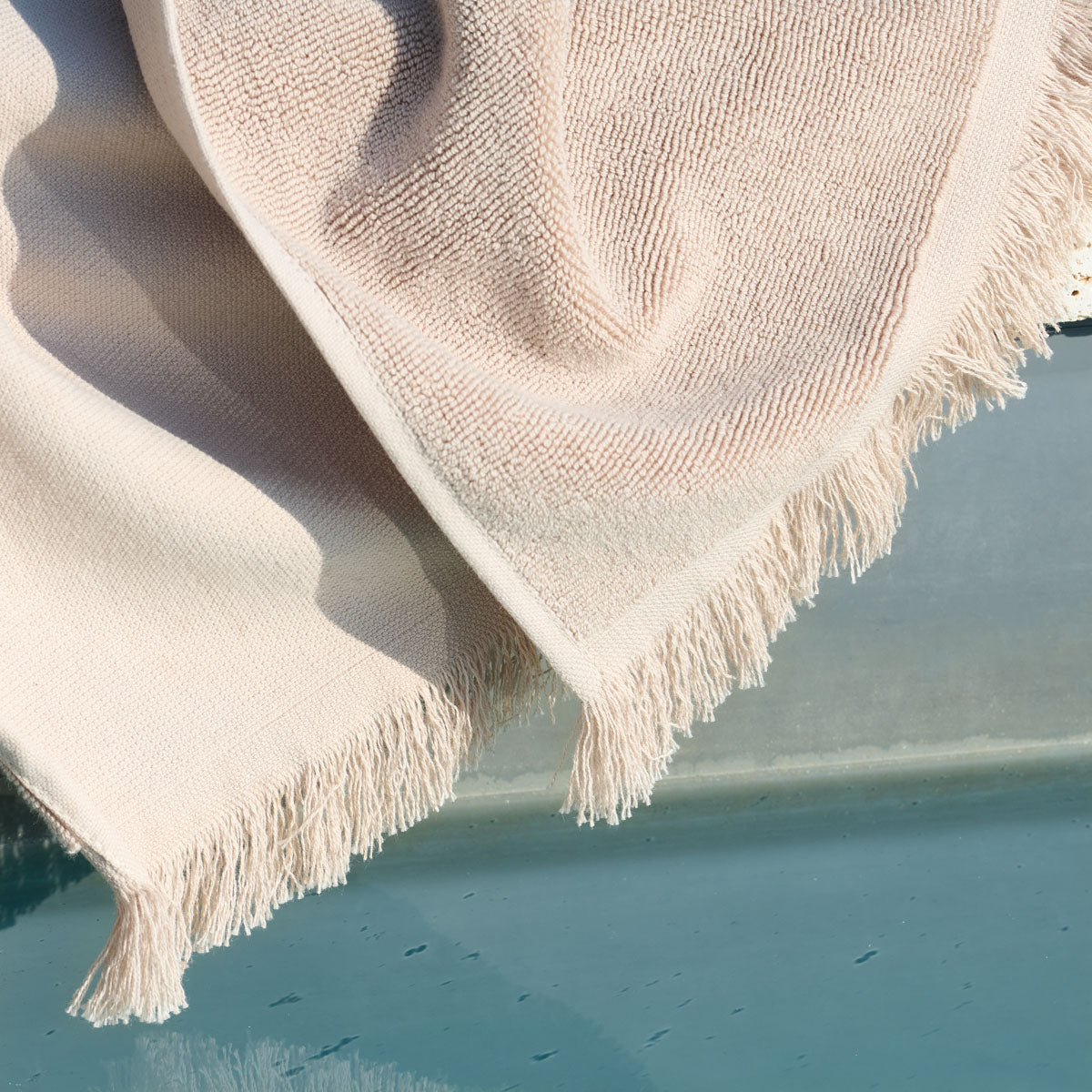Détail de l’éponge jacquard et finition franges beige #Couleur_BEIGE