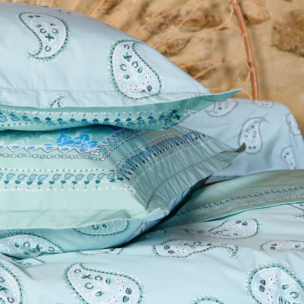 Zoom taies d'oreiller Bastide mix motifs
Jeu de réversibilité entre petit motif cachemire et décor floral Bastide.