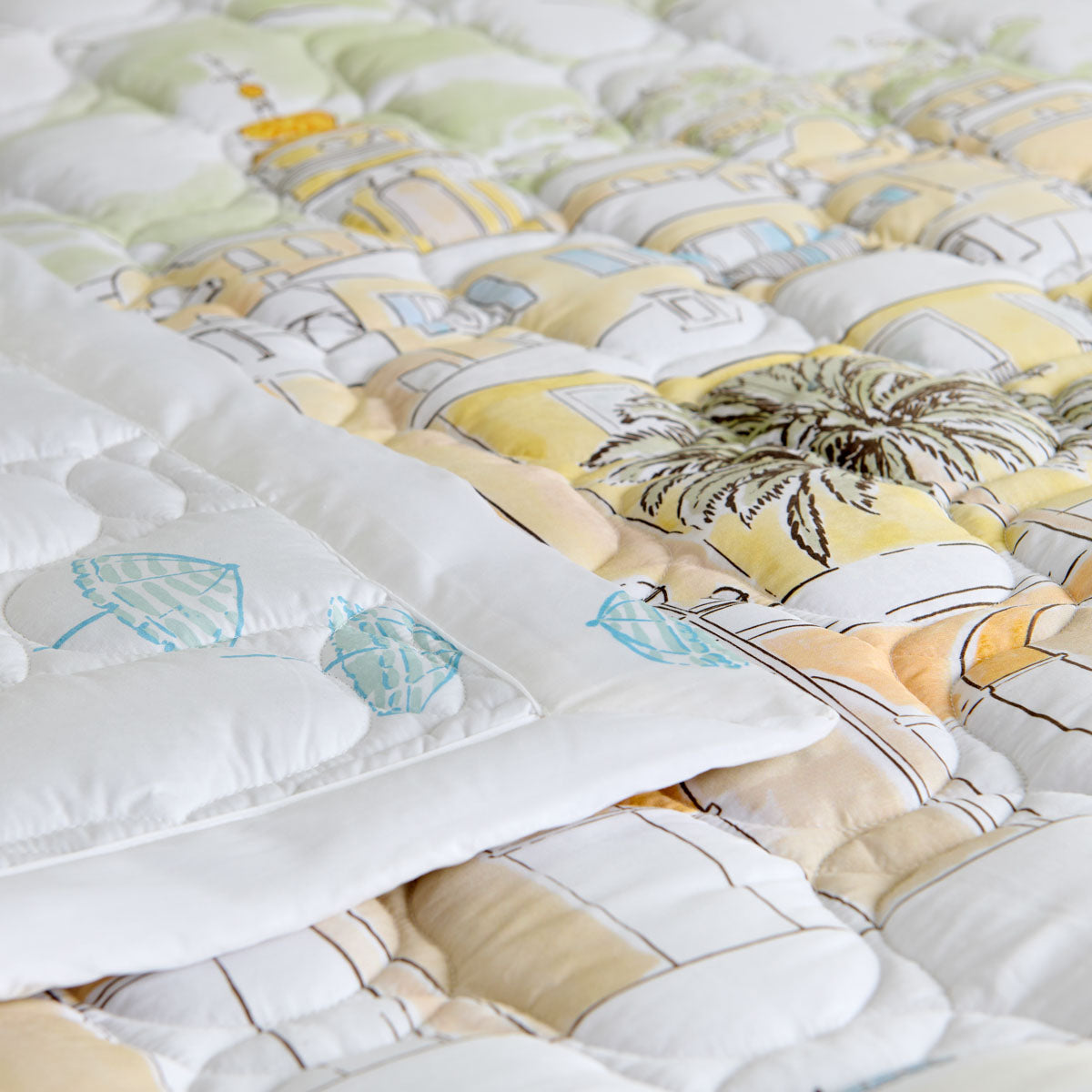 Détail finition : Finition soignée avec coins capuchons pour une tenue impeccable sur le lit.