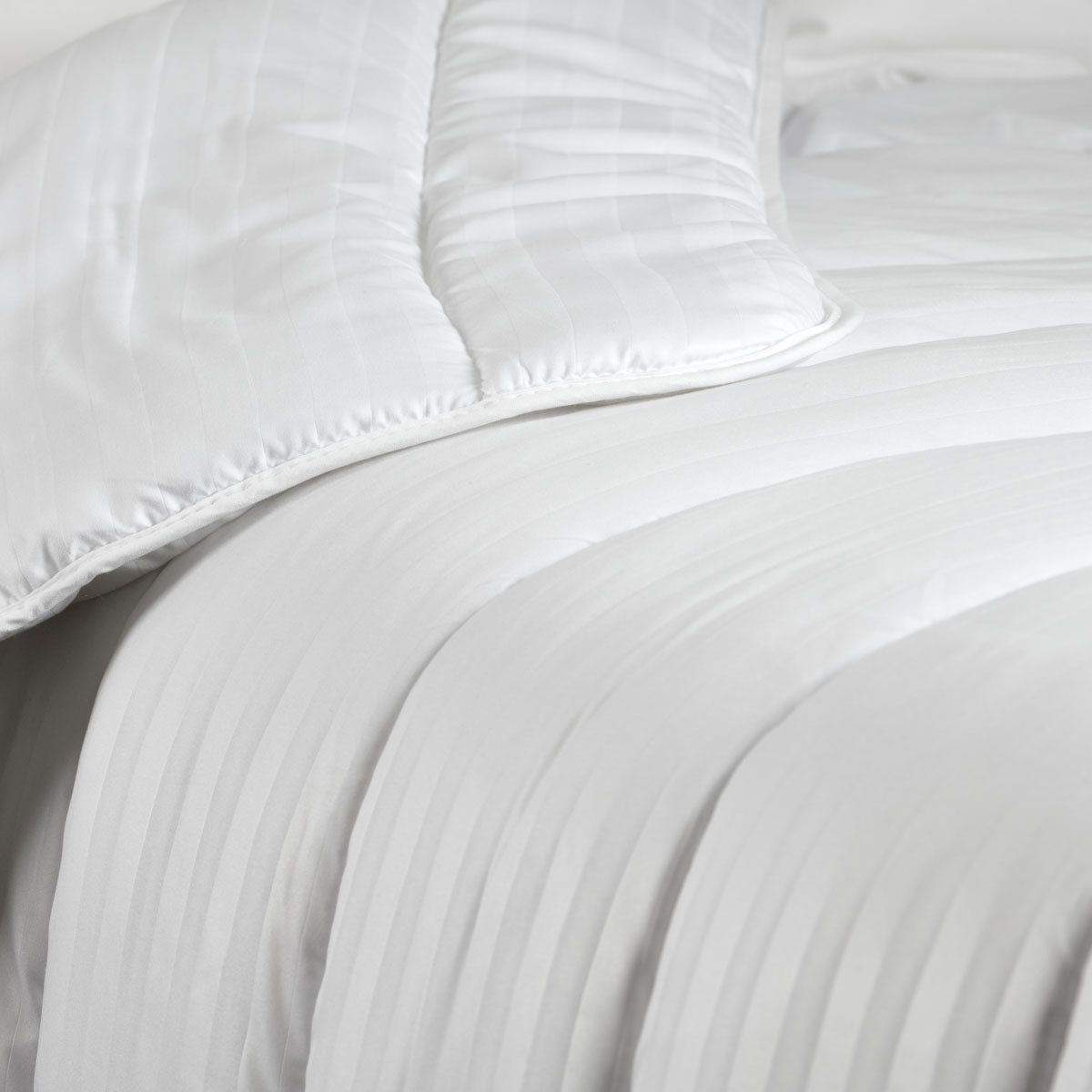 Enveloppe en microfibre rayée effet satin, douce et élégante