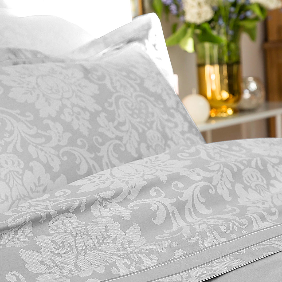 Taie d'Oreiller Charme zoom | Linge de lit satin | Tradition des Vosges #Couleur_GRIS PERLE
