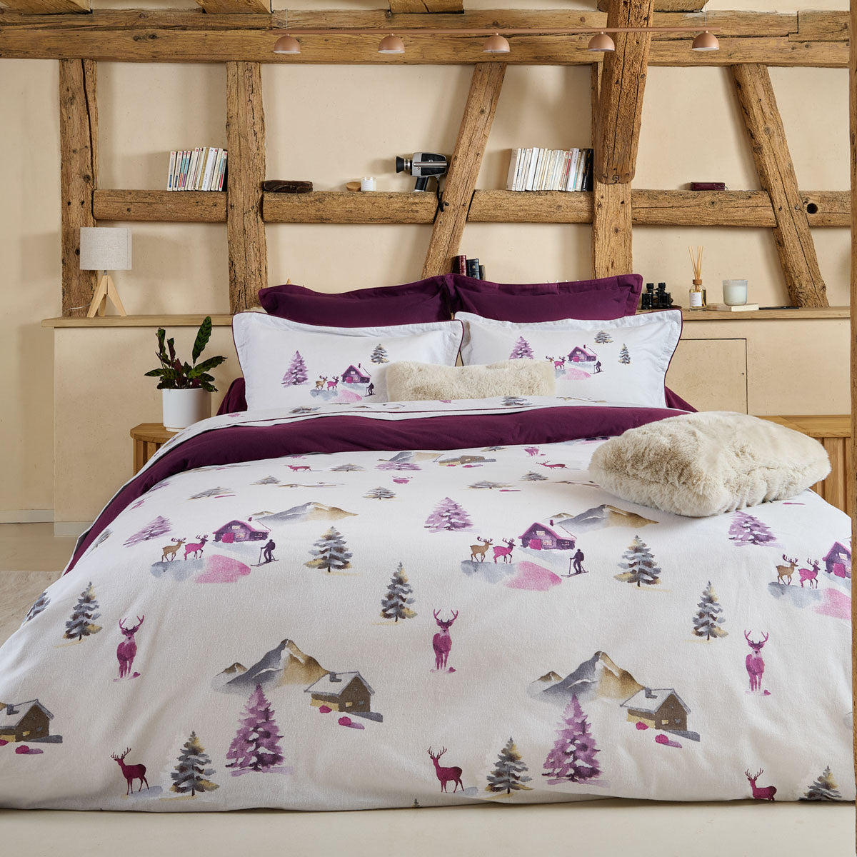 Ambiance de la parure de lit champagny en flanelle de coton prune et motifs hivernaux