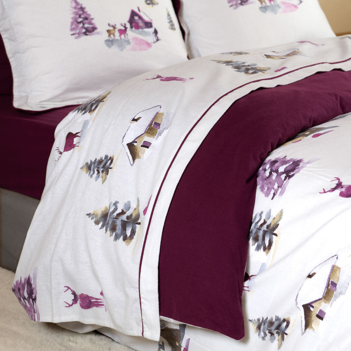 Détails du drap plat champagny avec passepoil prune et impression aux motifs hivernaux