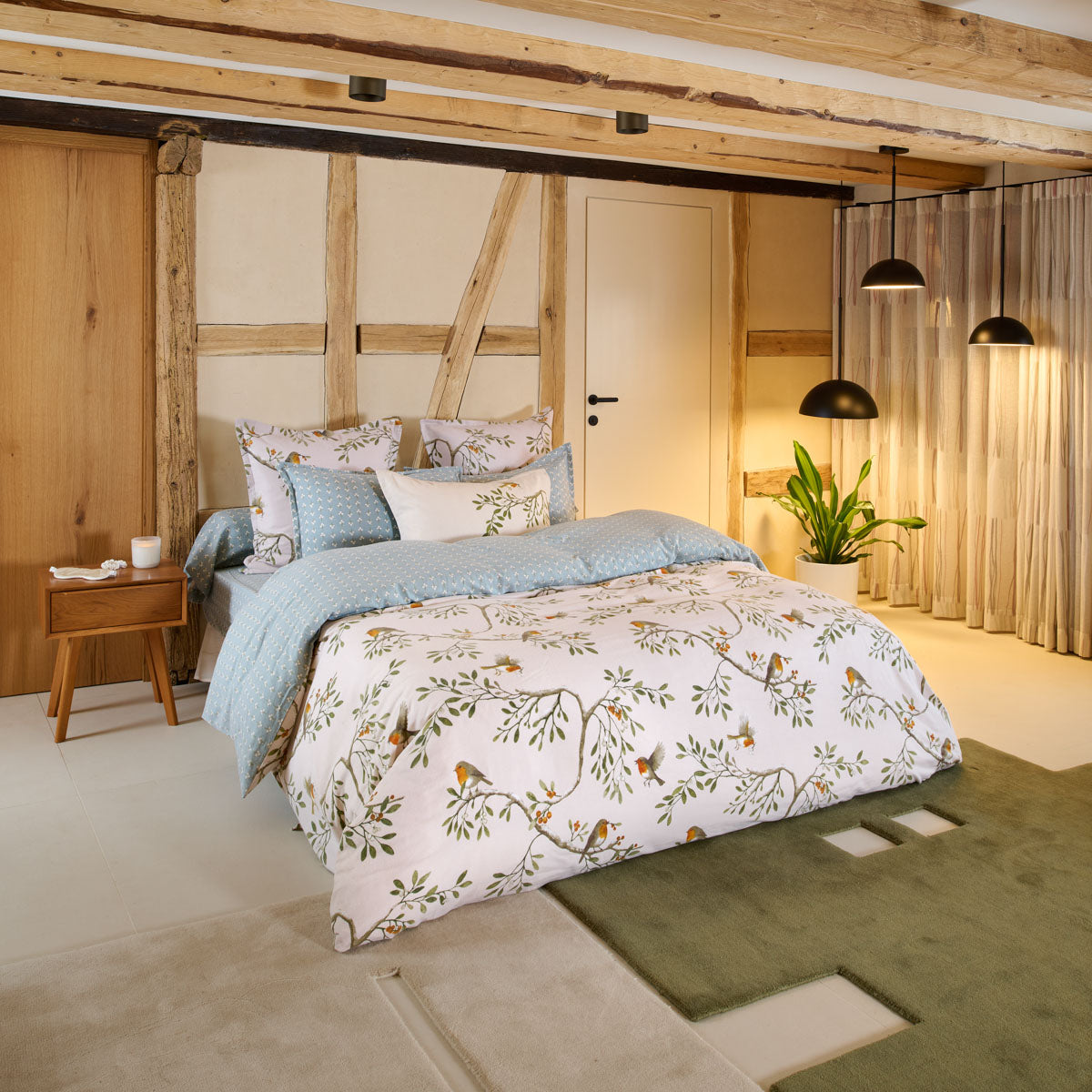 Linge de lit Doux Refuge en flanelle de coton dans une chambre chaleureuse aux éléments en bois.