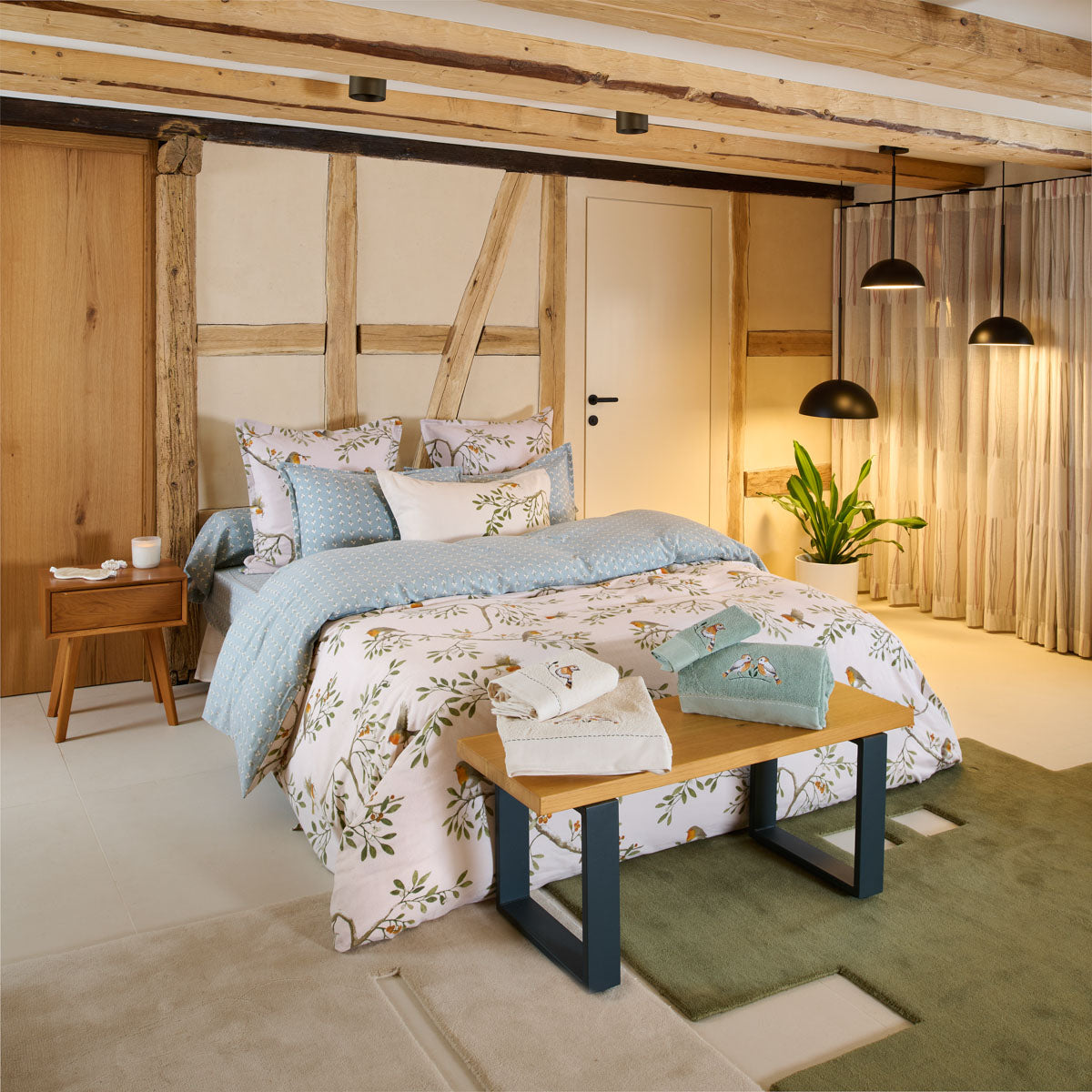 Housse de couette Doux Refuge réversible dans une chambre chaleureuse aux accents naturels
