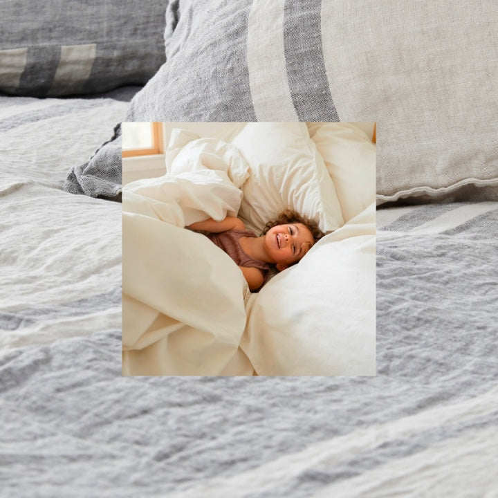 Montage : linge de lit en lin et enfant dans la couette — timeline Notre histoire 1856